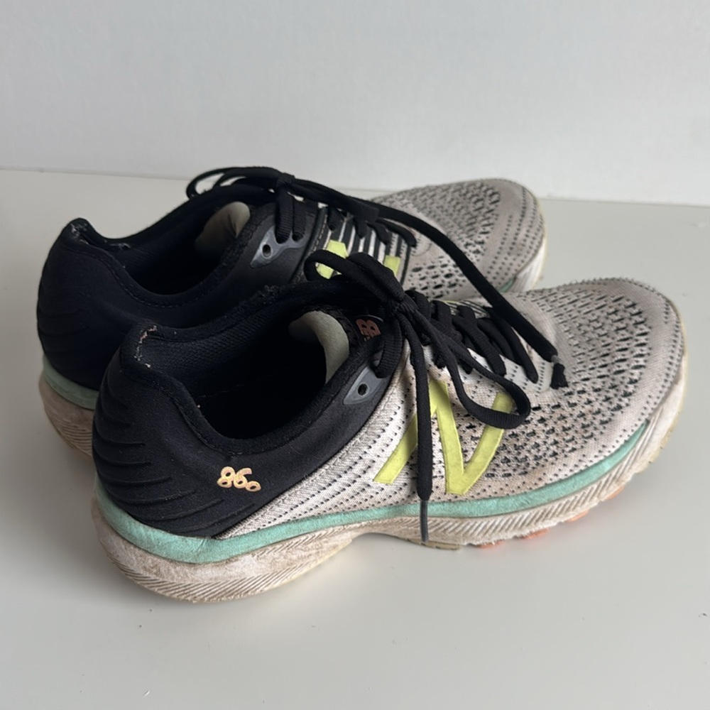 New Balance 860 Running Shoes Size 8 worn but still have some miles left in them - Picture 3 of 6